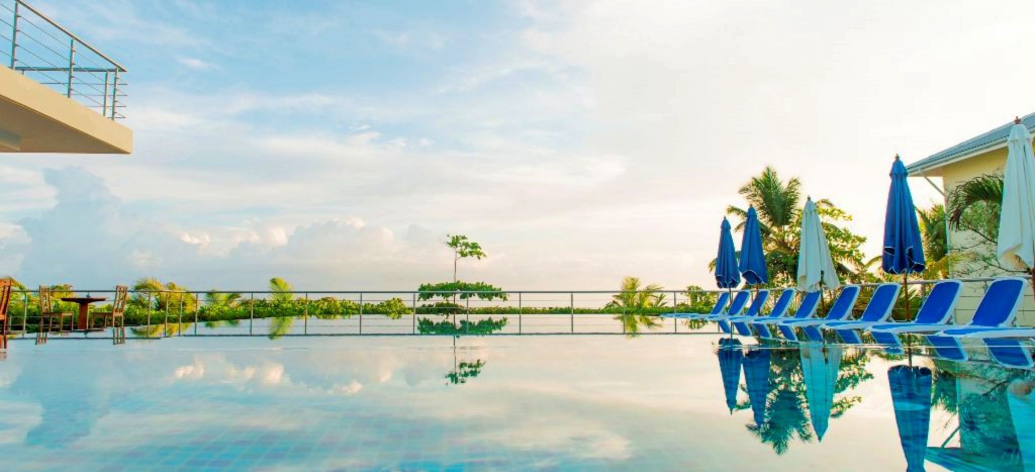 Infinity Pool mit Meerblick