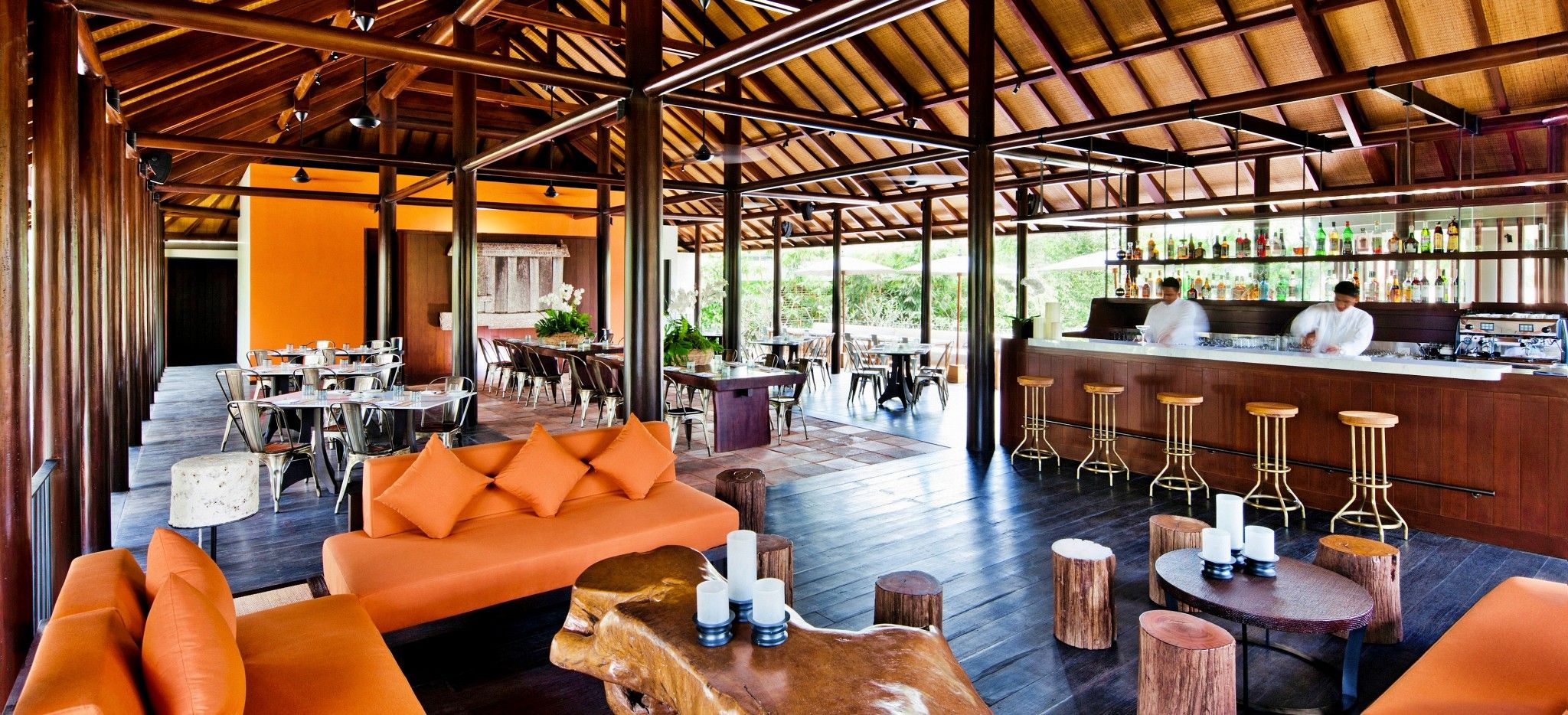 Ein überdachtes, aber offenes Restaurant im Hotel "COMO Uma Ubud" auf Bali