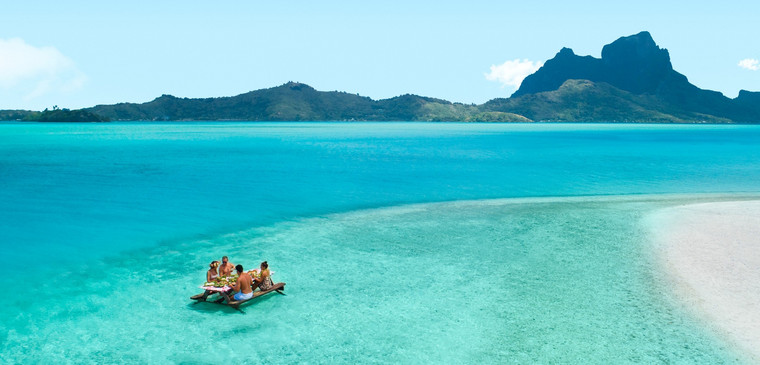 Ein paar Polynesier Blicken auf den Mount Otumane, von ihrem Floß aus