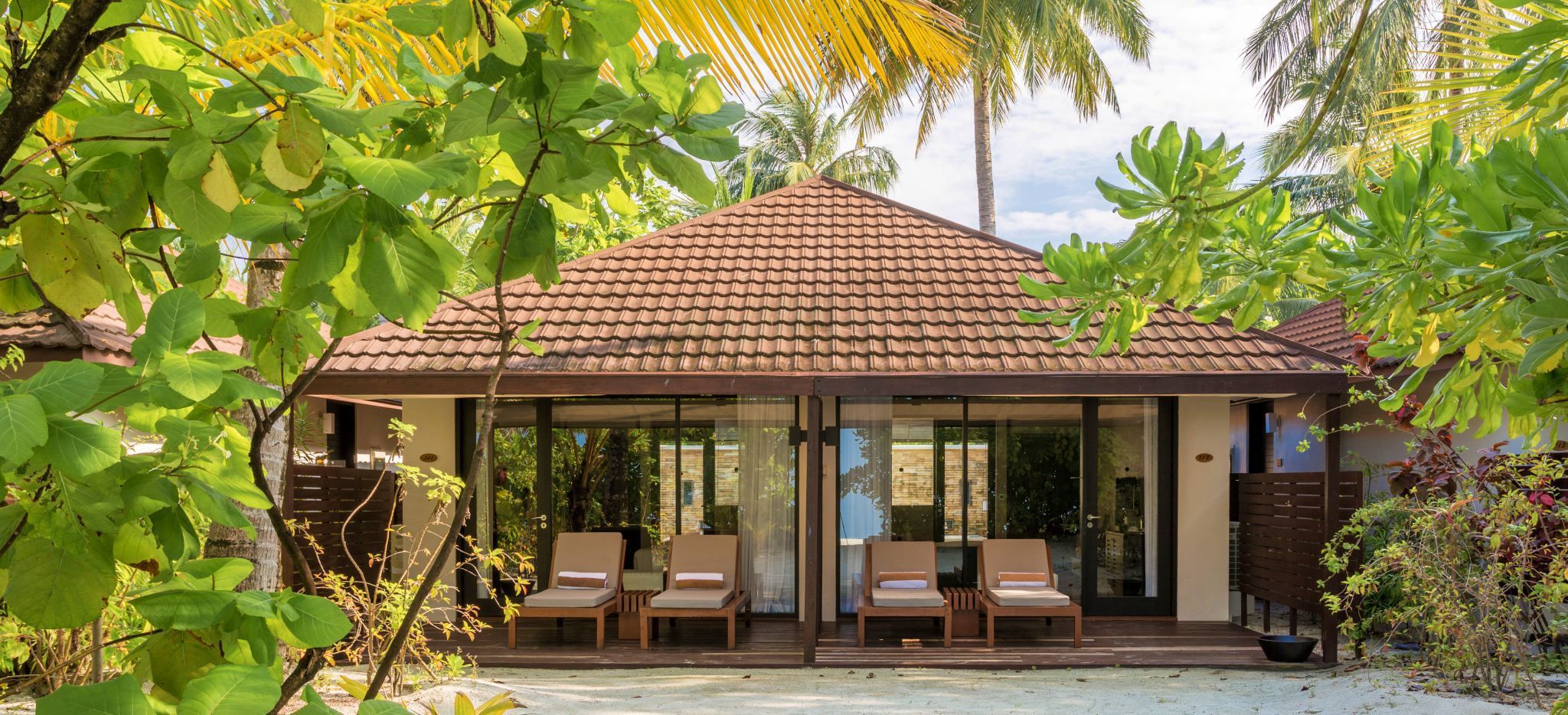 Ein Bungalow mit zwei Hotelzimmern im Dschungel der Malediveninsel "Lily Beach"