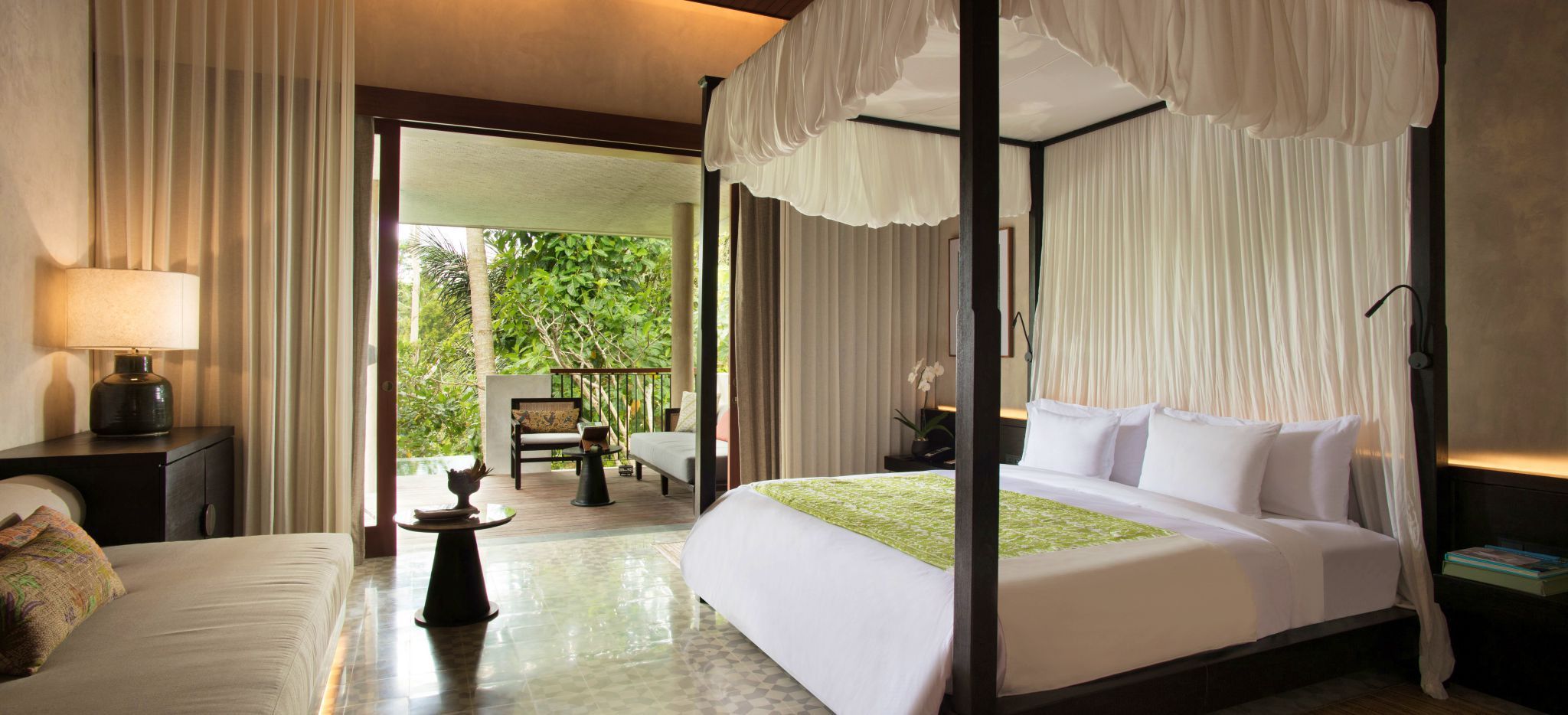 Schlafzimmer des Hotels Alila Ubud mit Blick in den tropischen Garten