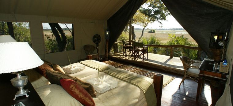 Hotelzimmer-Zelt des Tubu Tree Camp, mit Blick auf die Savane vom Balkon aus