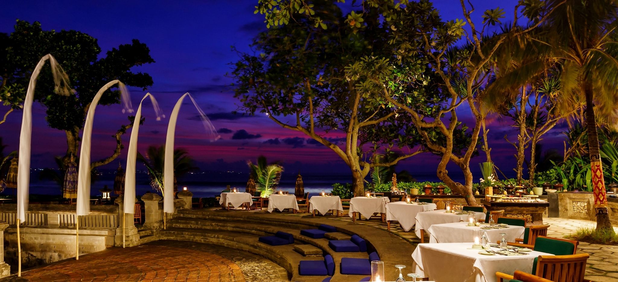 Der Buffetbereich des Hotels Oberoi Bali kurz nach Sonnenuntergang
