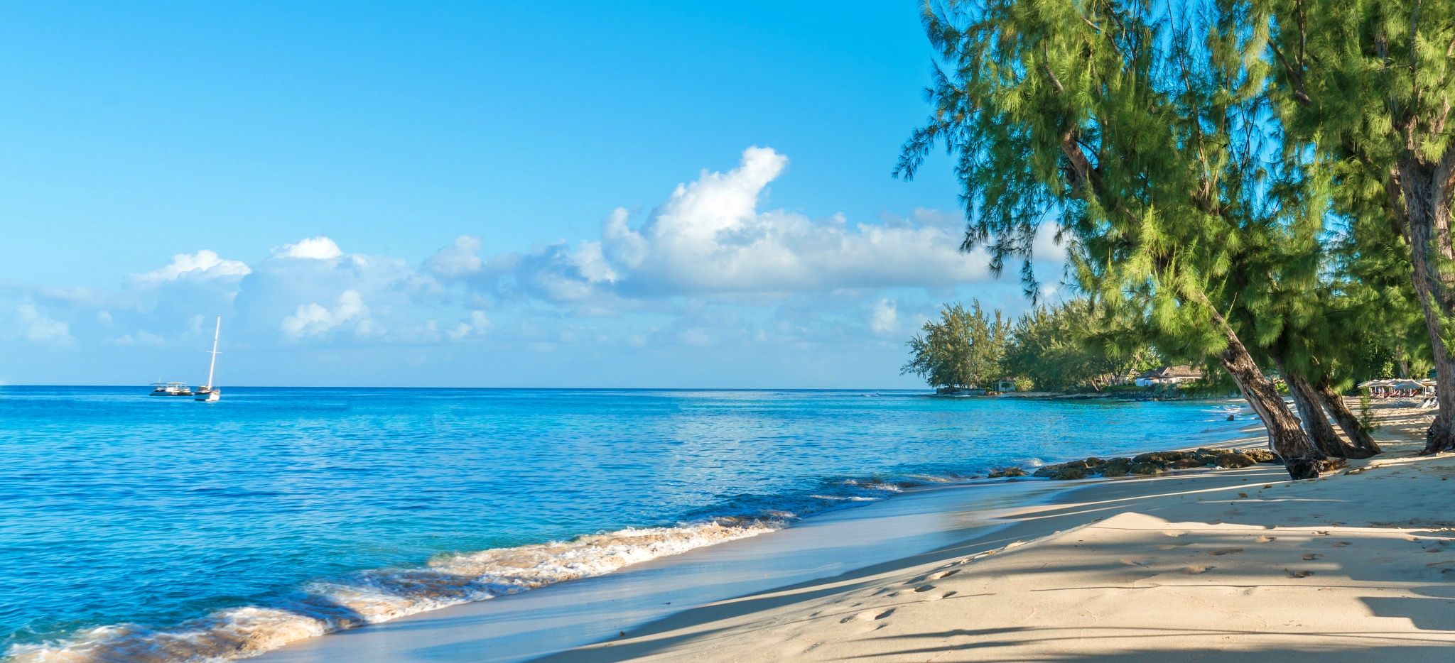 Ein Weißer Sandtrand am Karibischen Meer, vor dem Hotel "Coral Reef Club Barbados"