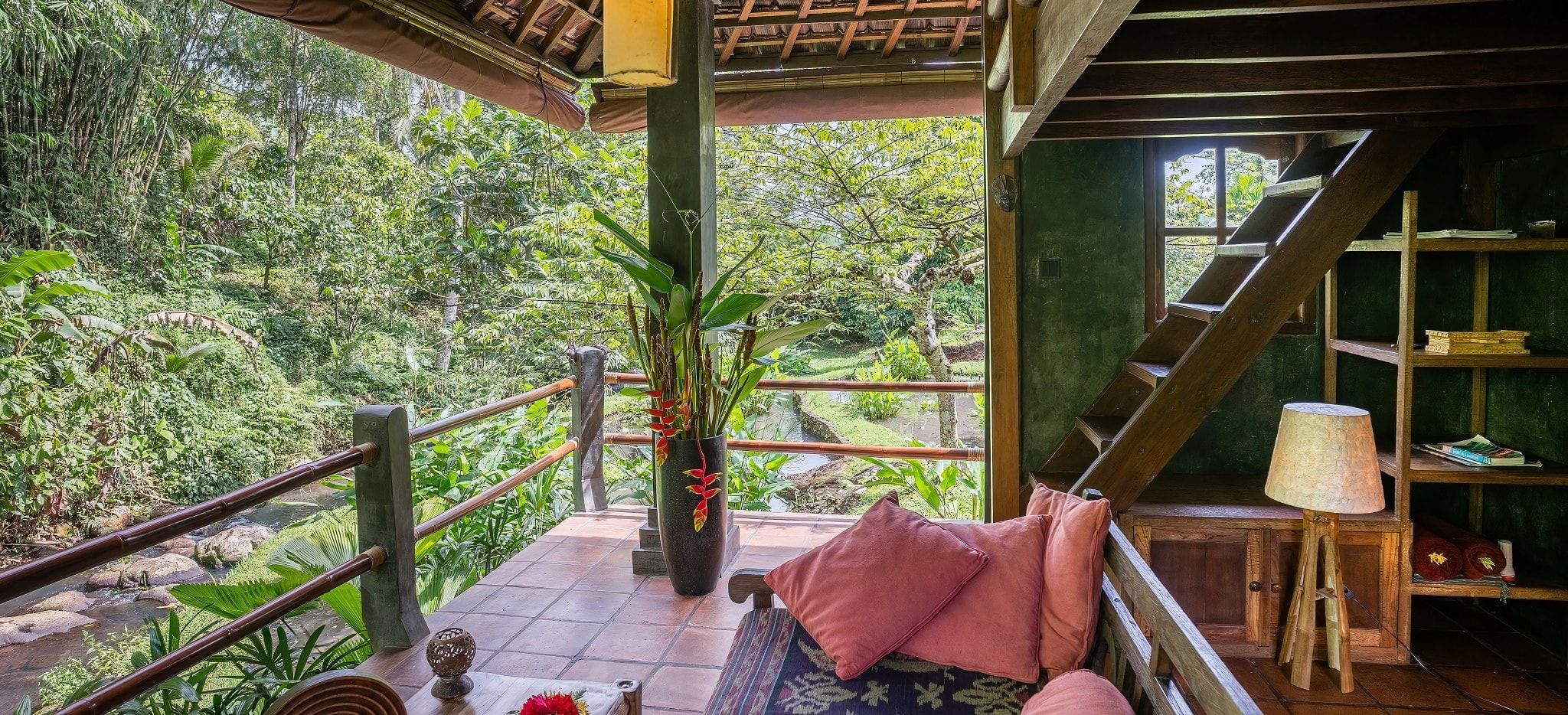 Der Lounge Area eines Buddha Bungalow im Hotel Bali Eco Stay