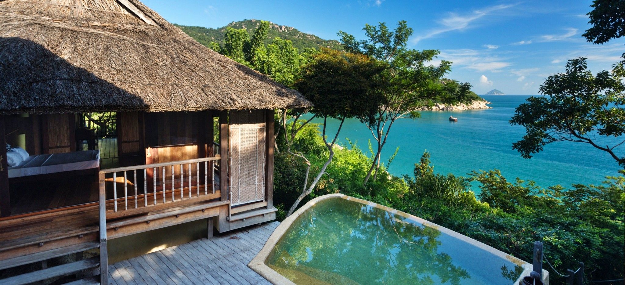 Eine Villa mit Blick auf das Meer mit einem Pool auf der Terrasse