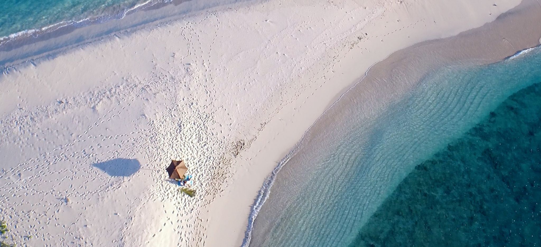 Strandzunge mit Fußstapfen im Hotel Yasawa, Fiji