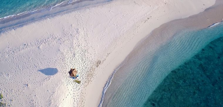 Strandzunge mit Fußstapfen im Hotel Yasawa, Fiji