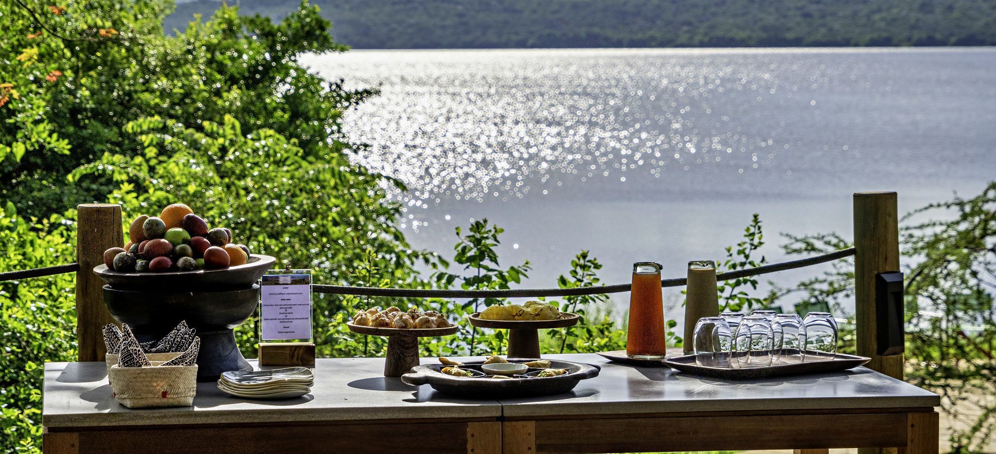 Ein gedeckter Tisch mit Blick auf den See Rwanyakazinga, Ruanda