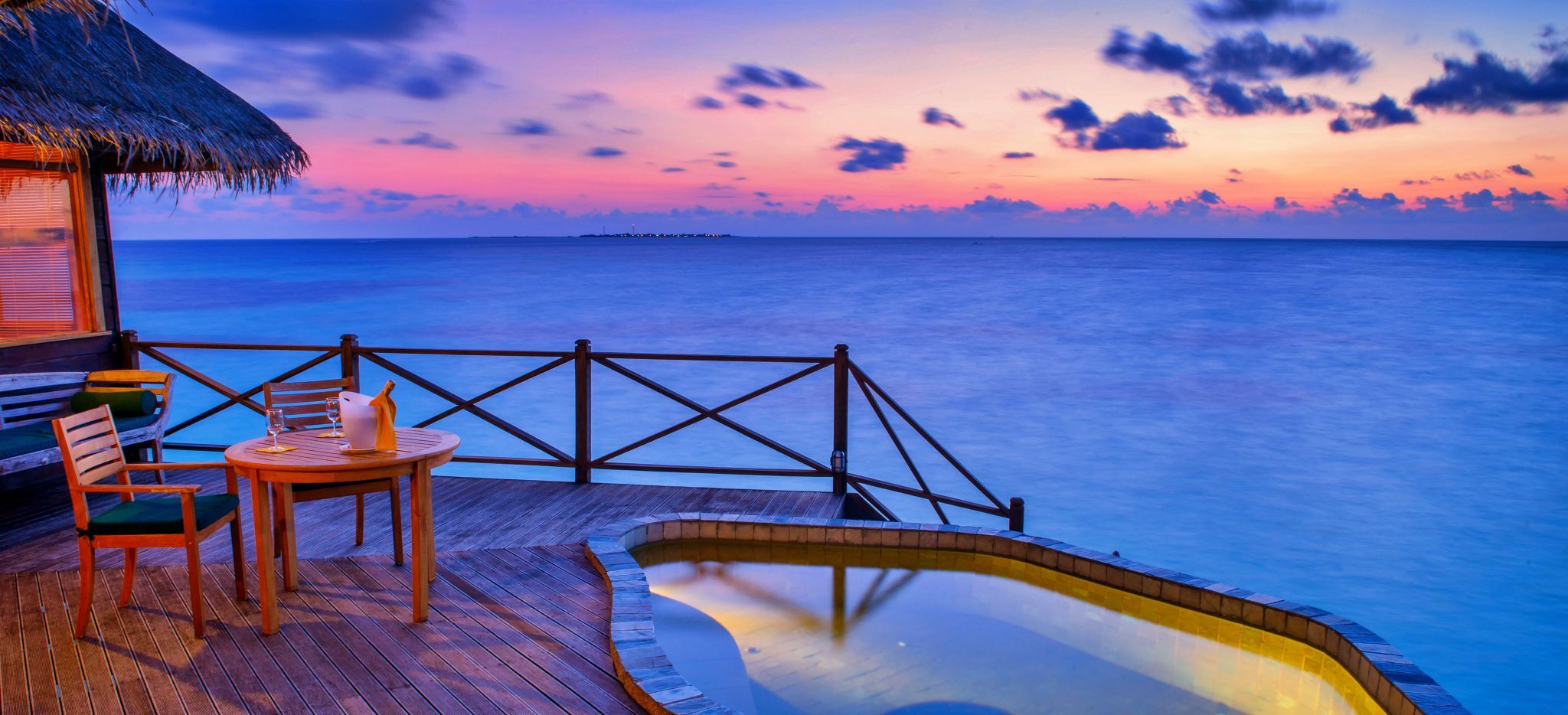 Terrasse einer Sunset Lagoon Villa, Coco Palm Dhuni Kolhu