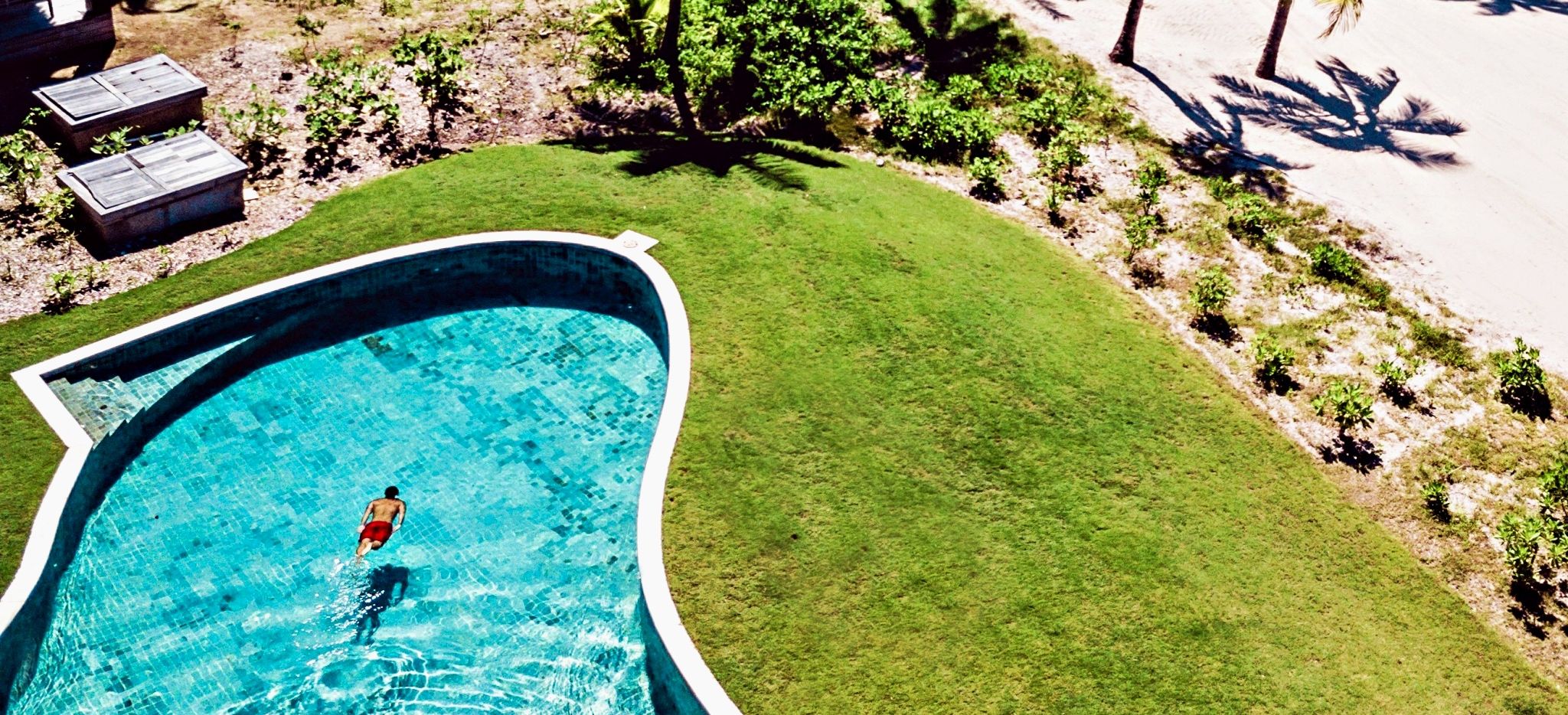Mann im Pool der Four Bedroom Beachfront Pool Residence im Six Senses Fiji auf Fidschi