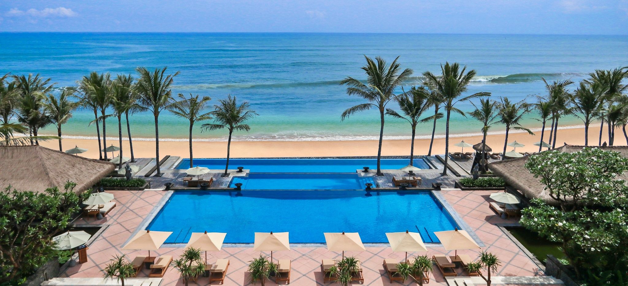 Ein Pool direkt am Meer im "The Legian" auf Bali