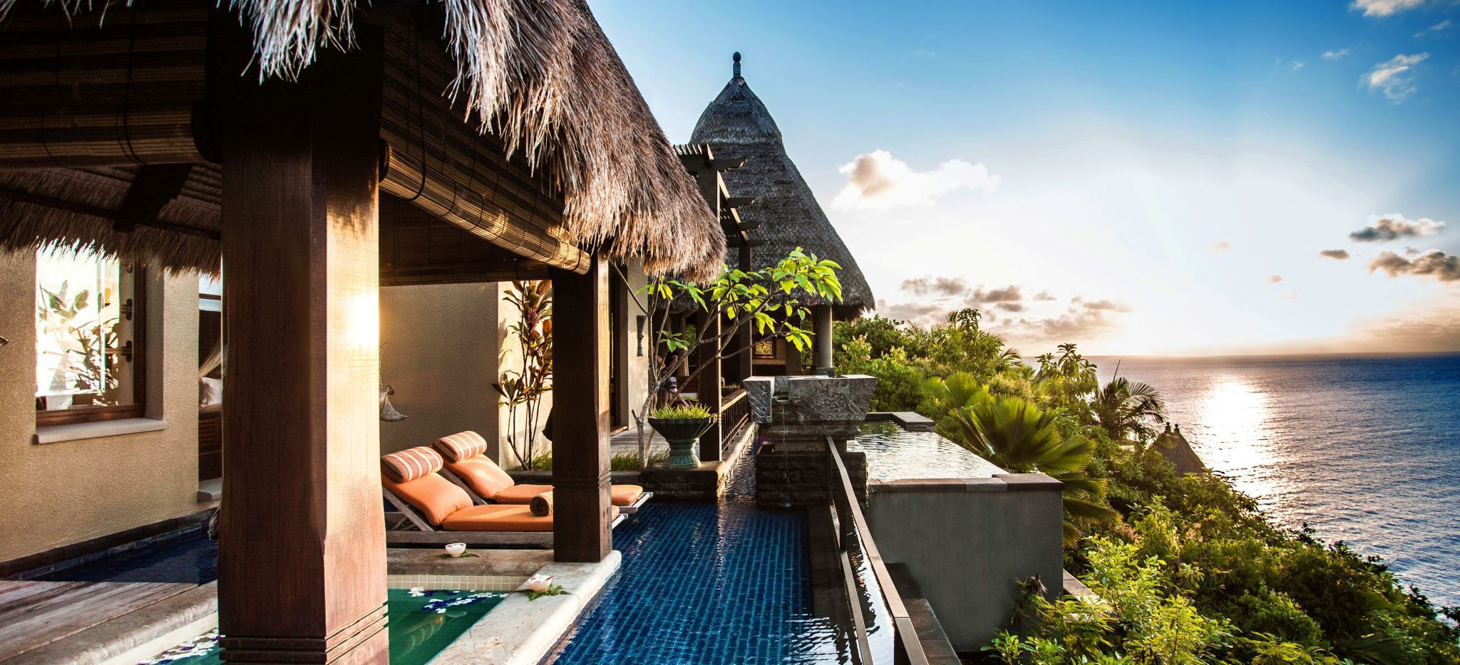 Der Blick auf eine Villa im Hotel Anantara Maia auf den Seychellen