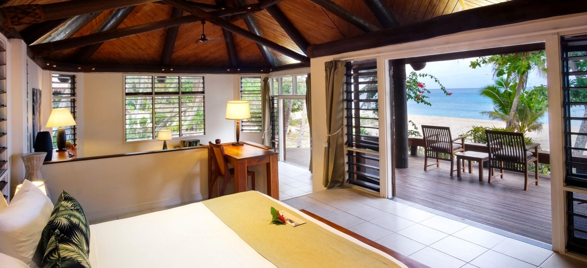 Schlafzimmer mit Blick aufs Meer im Hotel Yasawa auf Fiji