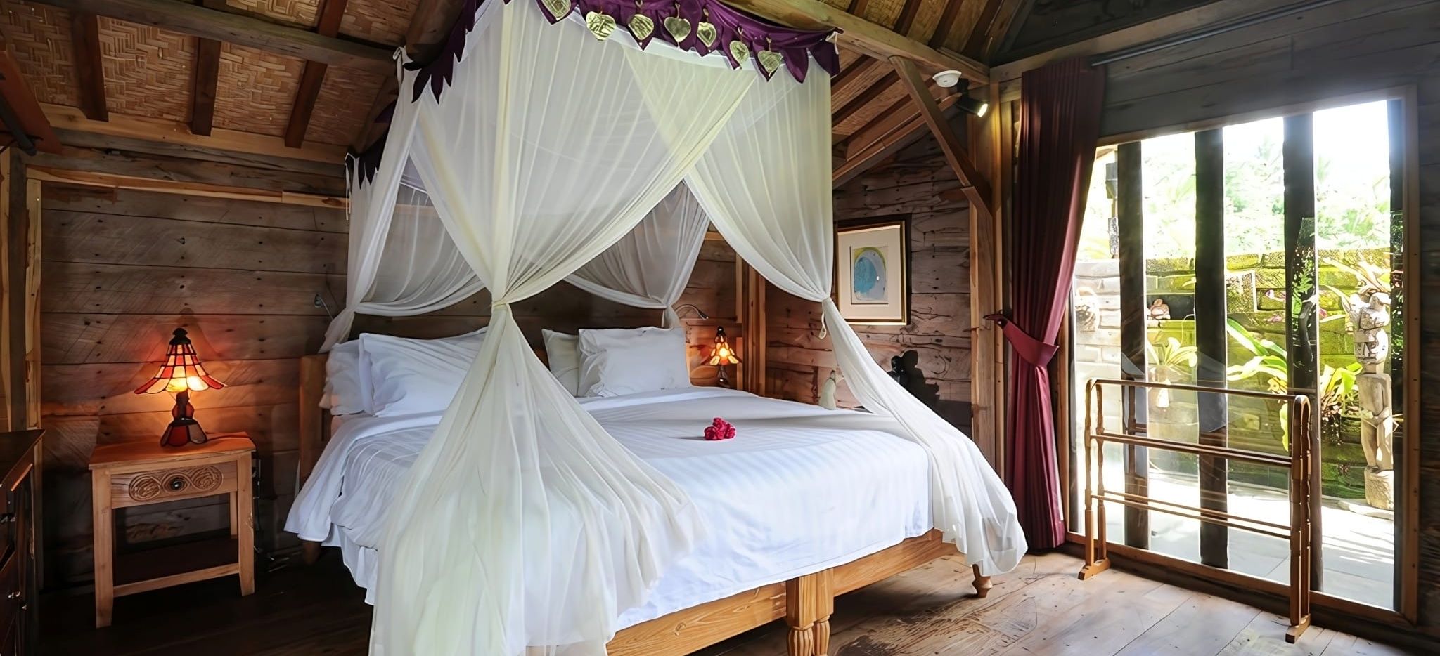 Ein Hochbett in einem Schlaftzimmer im Hotel Bali Lush in Indonesien