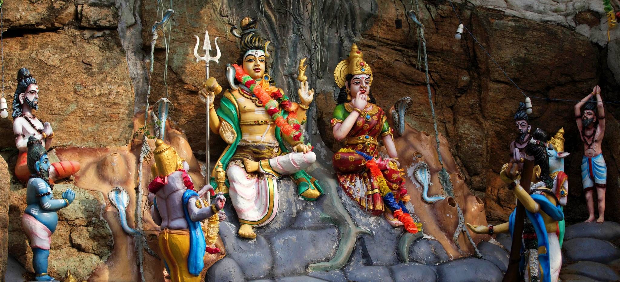 Statuen verschiedener Gottheiten in einer Höhle auf Sri Lanka