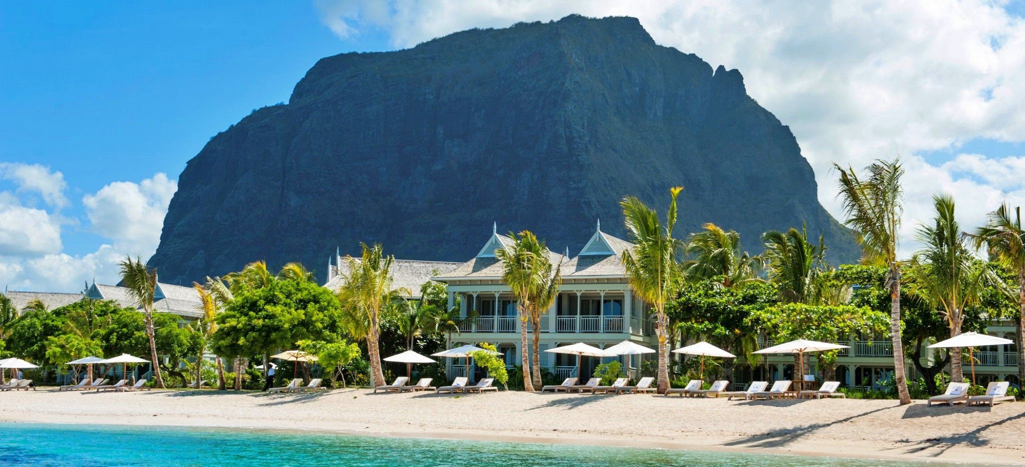 Das Hotel St. Regis Mauritius vor dem Berg Mont le Morne