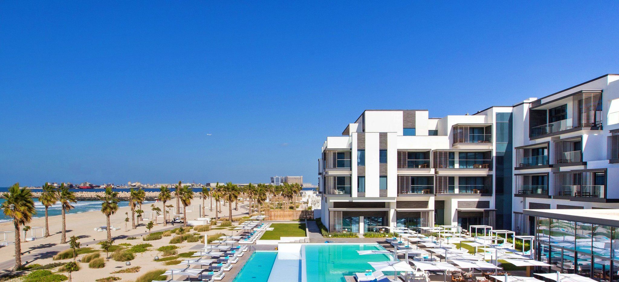 Das Hauptgebäude des Hotels "Nikki Beach Dubai" direkt am Strand