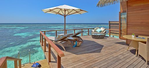 Die Terrasse einer Wasservilla im Hotel Kandolhu, Malediven
