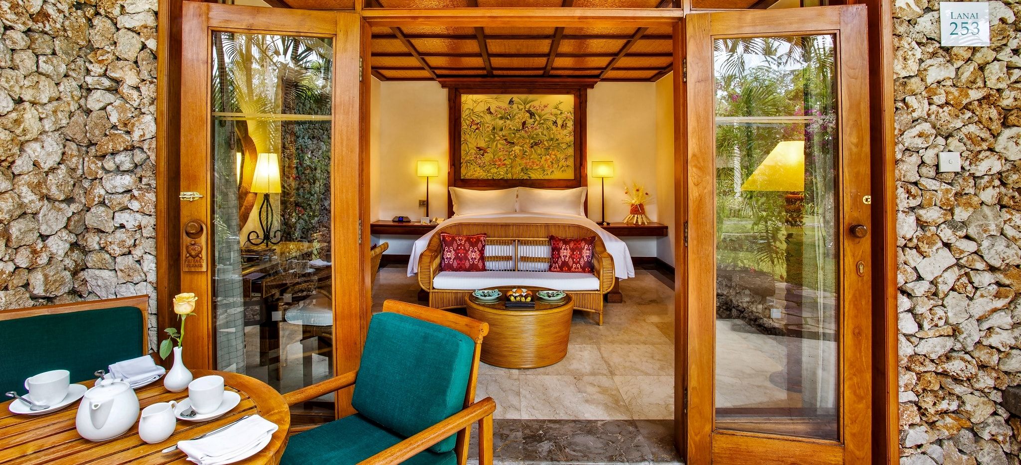 Der Blick auf eine Lanai-Zimmer von der Terasse im Hotel Oberoi Bali