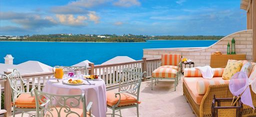 Eine große Terrasse mit Möbeln vor einem Hotelzimmer des "Rosewood Tucker's Point" auf den Bermudas