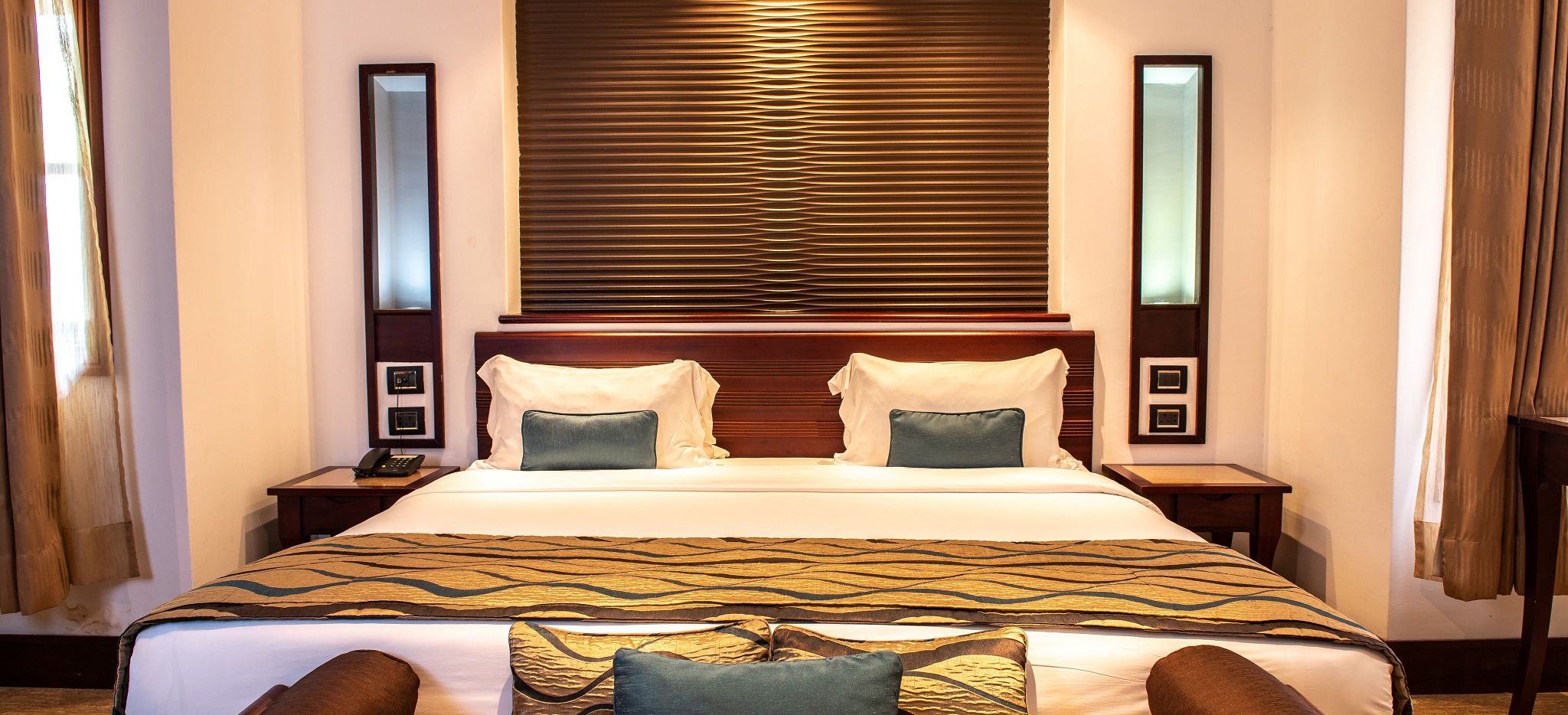 Bett eines Deluxe Rooms im Hotel l'Archipel auf den Seychellen