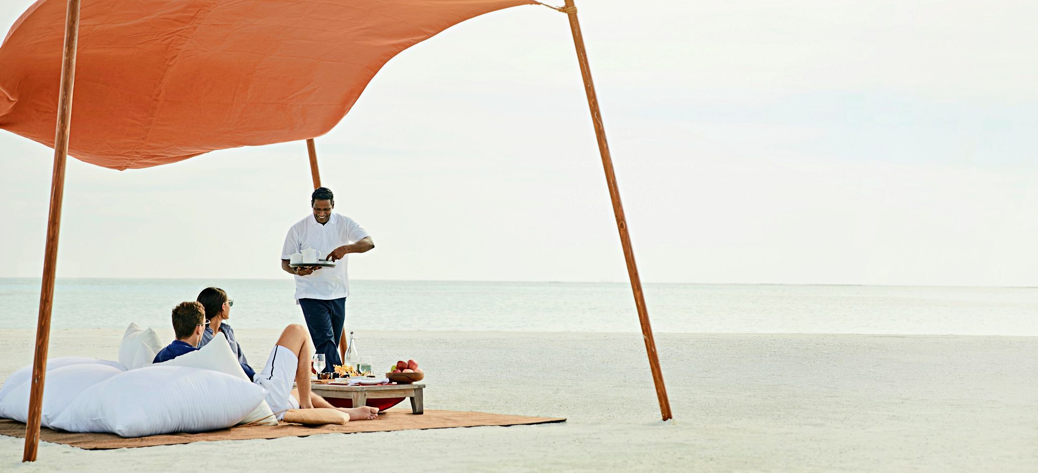 Privates Picknick auf einer Sandbank auf den Malediven, veranstaltet 