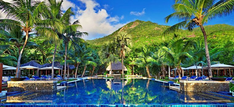 Der Hauptpool des Hilton Labriz mit dem Berg "Mont Plaisier" auf Silhouette im Hintergrund, Seychellen