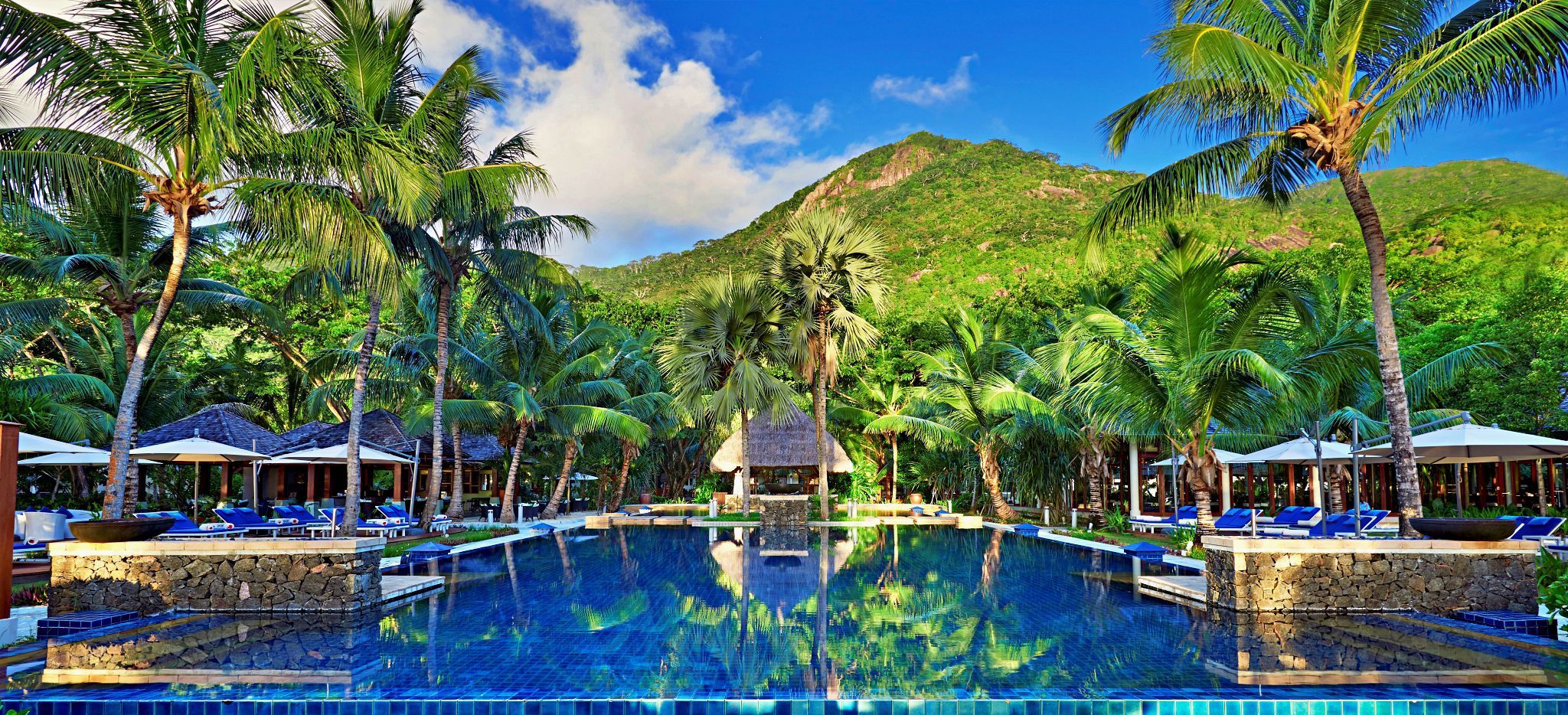 Der Hauptpool des Hilton Labriz mit dem Berg "Mont Plaisier" auf Silhouette im Hintergrund, Seychellen