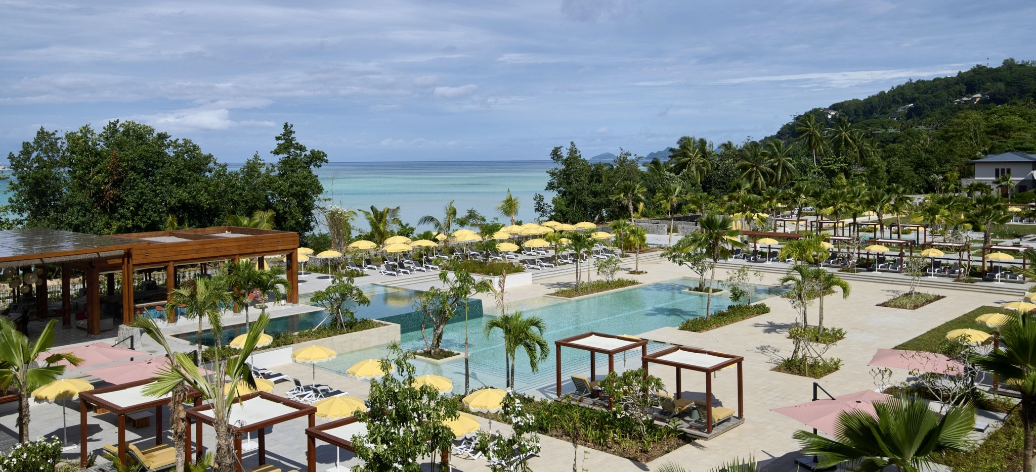 Der Poolbereich des Hotels Hilton Canopy auf den Seychellen
