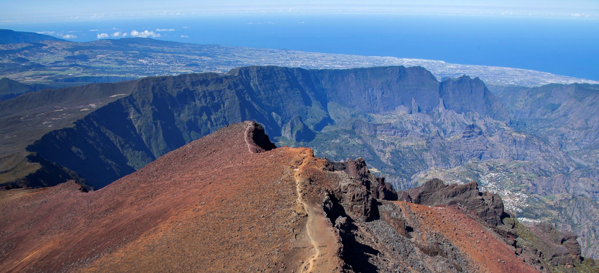 Vulkanlandschaft auf La Réunion mit weitem Blick über die Küstenregion