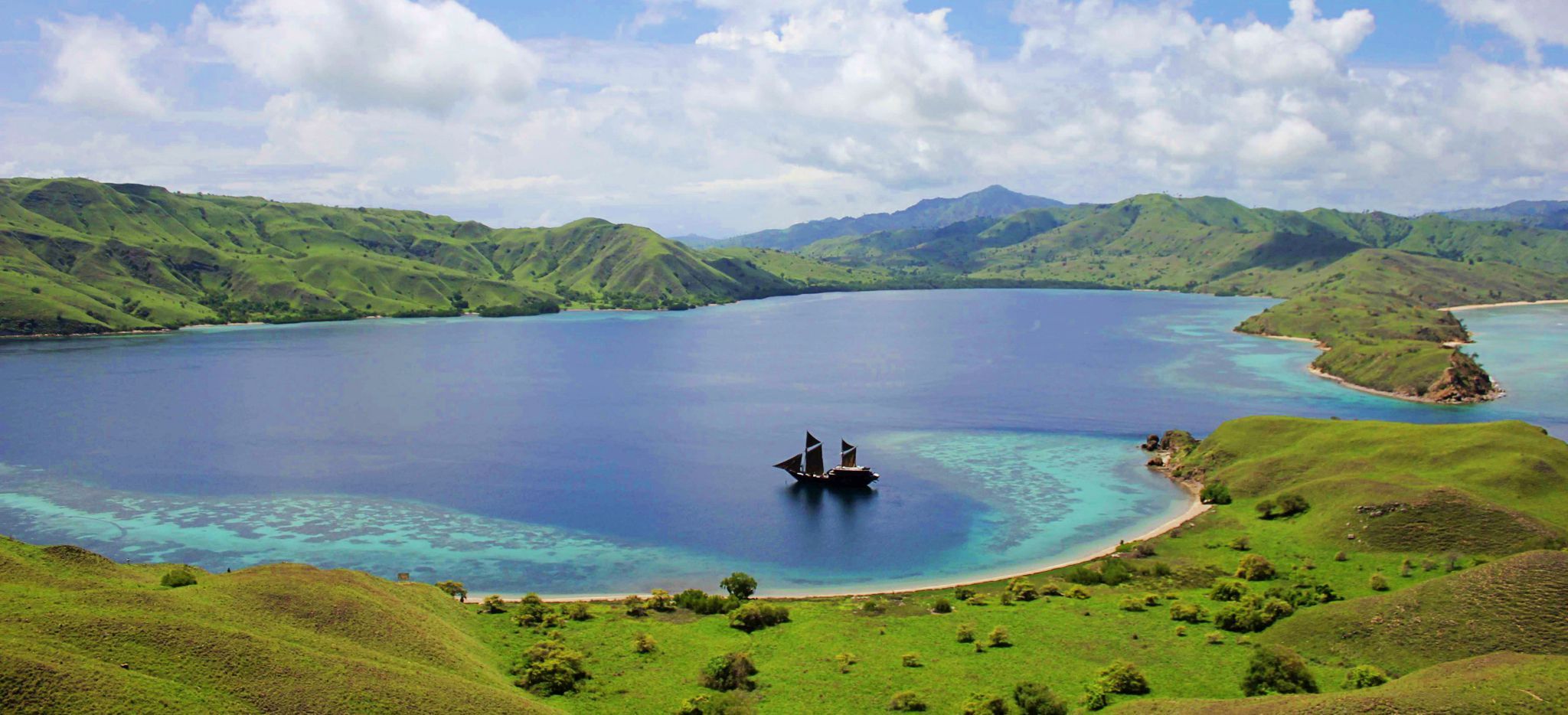 Luftaufnahmen der Yacht "Alila Purnama, in einer Bucht in Indonesien