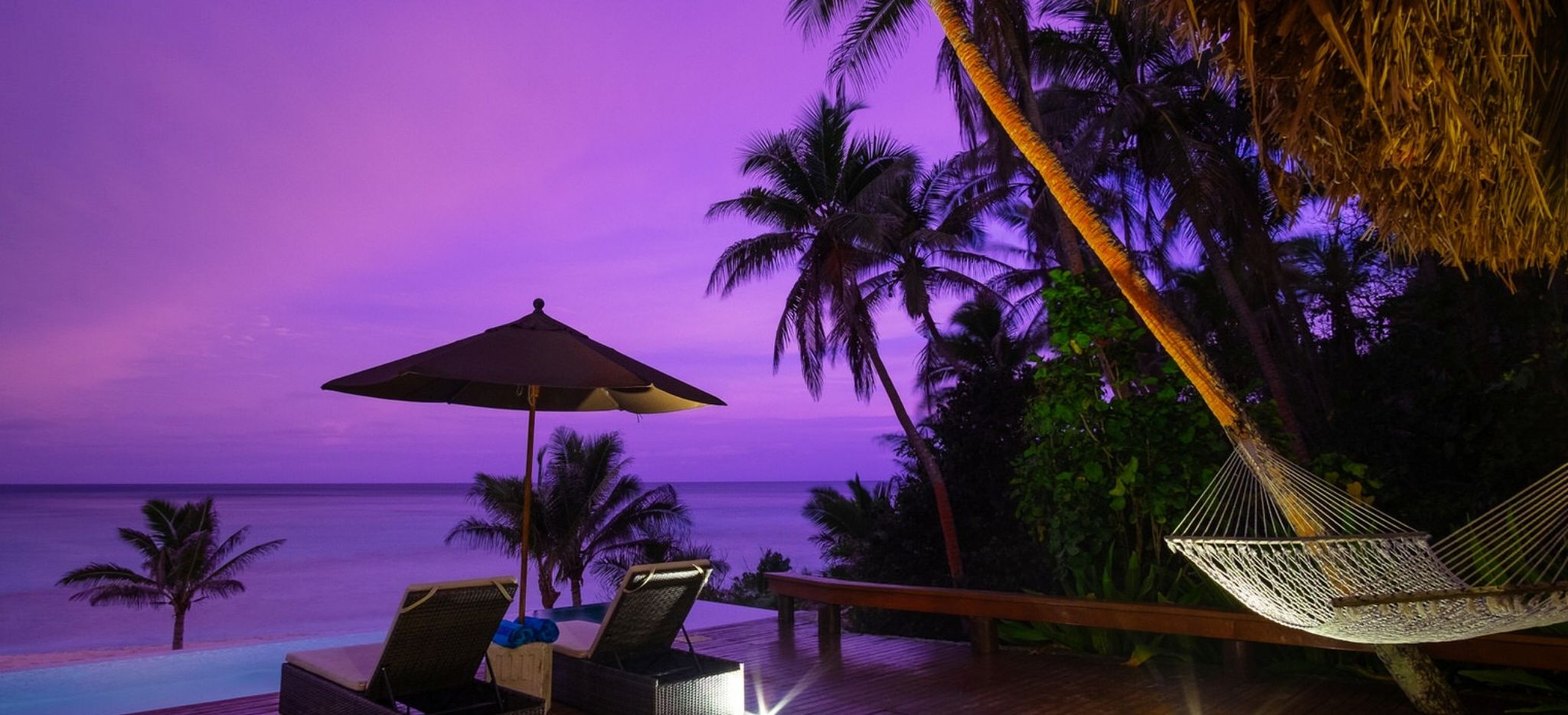 Lilaner Himmel über dem Meer bei Sonnenuntergang von der Terrasse einer Honeymoon Suite im Hotel Yasawa auf Fiji