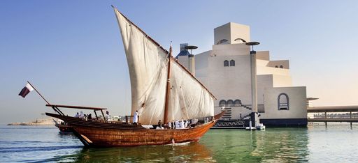 Das traditionelle, arabische Segelboot, ein Dhow, im Meer vor dem Islamischen Museum in Qatar
