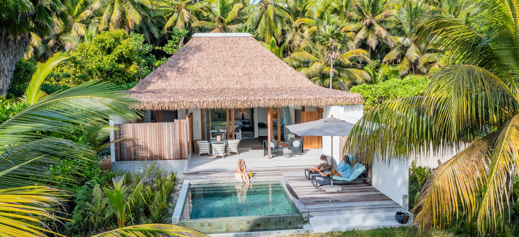 Luftaufnahme eine Beach Villa im Hotel Alphonse Island Resort auf den Seychellen. Eine kleine Villa mit privatem Pool und naatürlichem Grün außenherum.