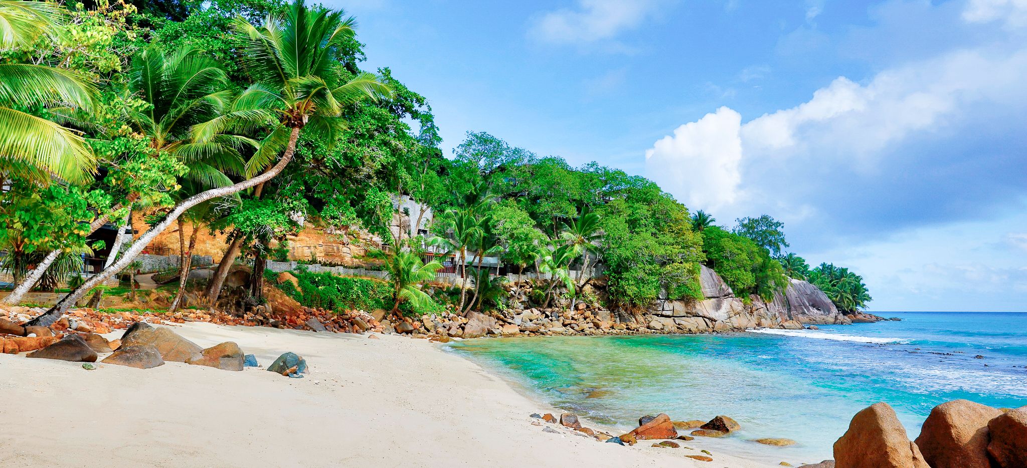 Ein kleiner Strand mit Palmen und Felsen, Anse aux Poules Bleux, Mahé, Seychellen