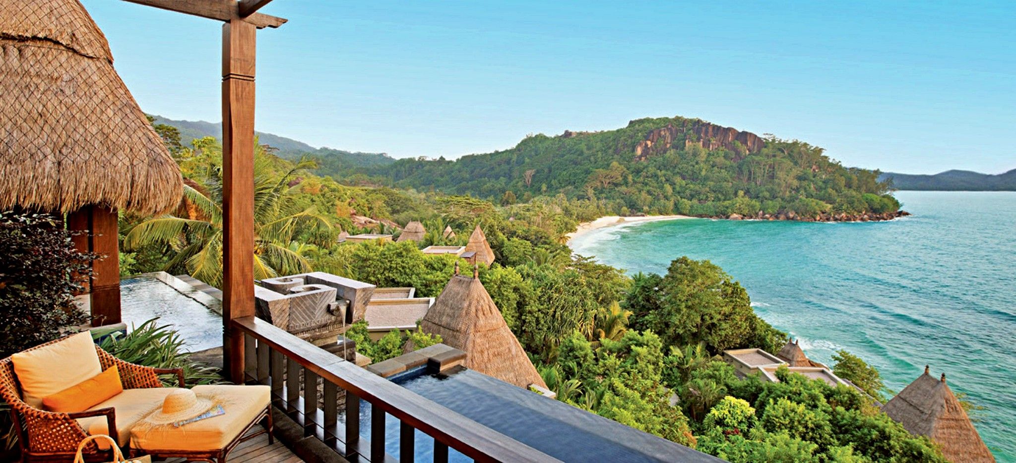 Der Blick auf das Meer von der Terrasse einer Privaten Villa im Hotel Anantara Maia auf den Seychellen