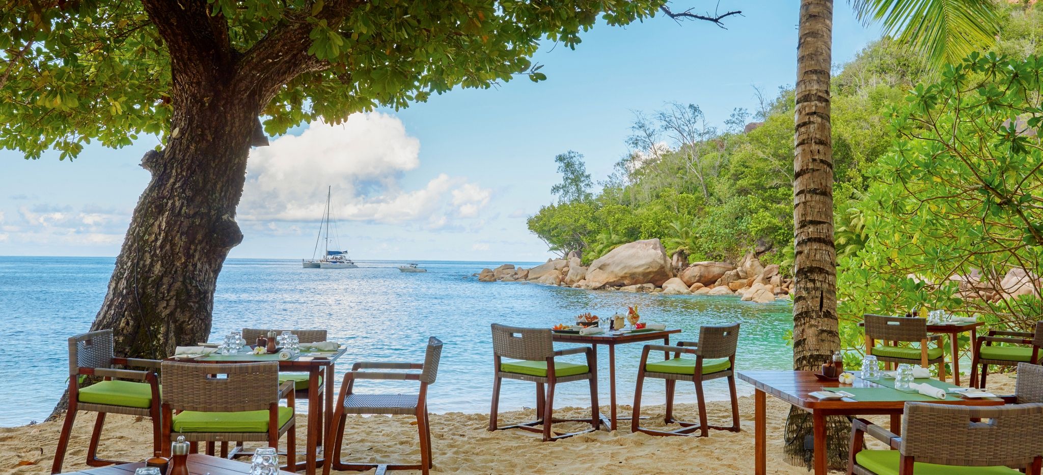 Das Restaurant Takamaka des Hotels Constance Lémuria mit Blick aufs Meer, Seychellen