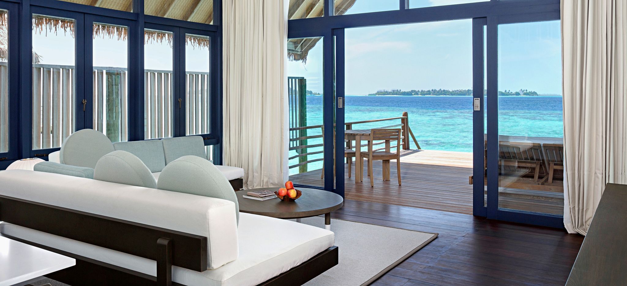 Das Wohnzimmer einer Loft Water Villa, Hotel COMO Cocoa Island, Malediven