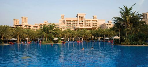 Hauptpool von "Madinat Jumeirah Al Qasr". Mit dem Hotel im Hintergrund