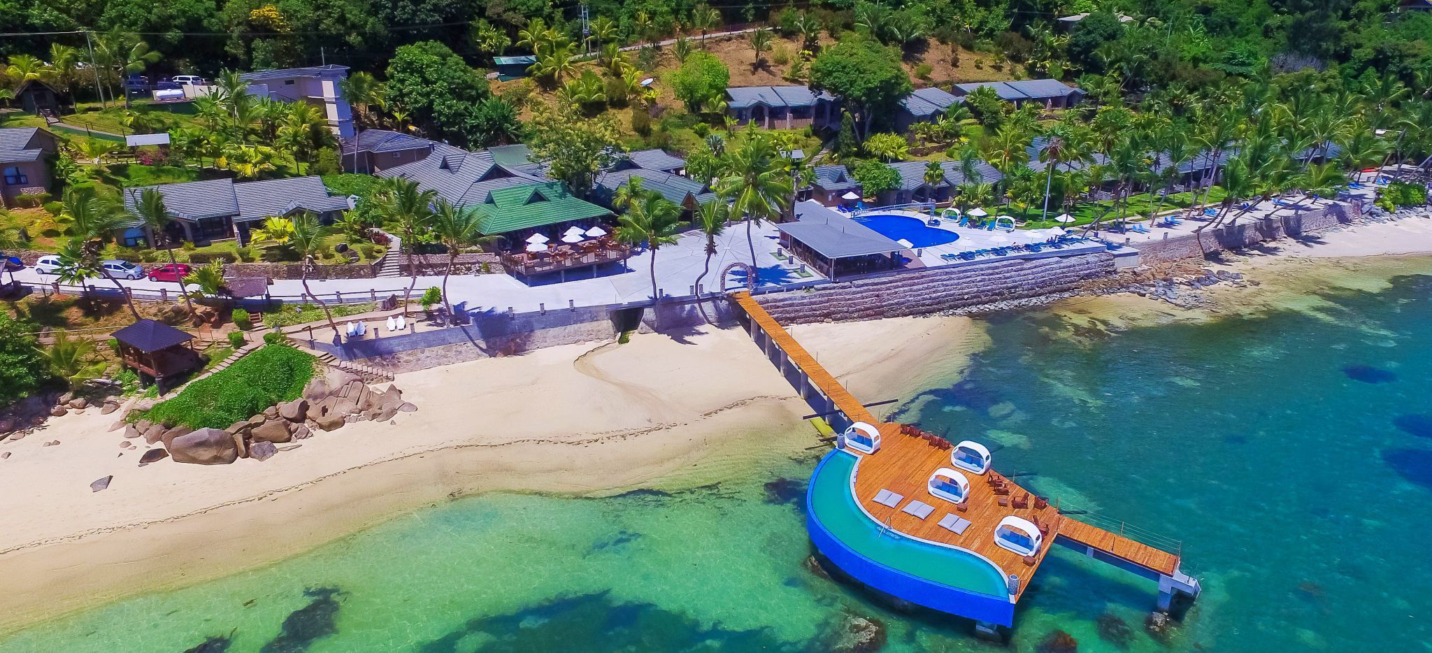 Luftaufnahme des Hotels mit Sicht auf Steg nahe des Restaurants Mango Terrace