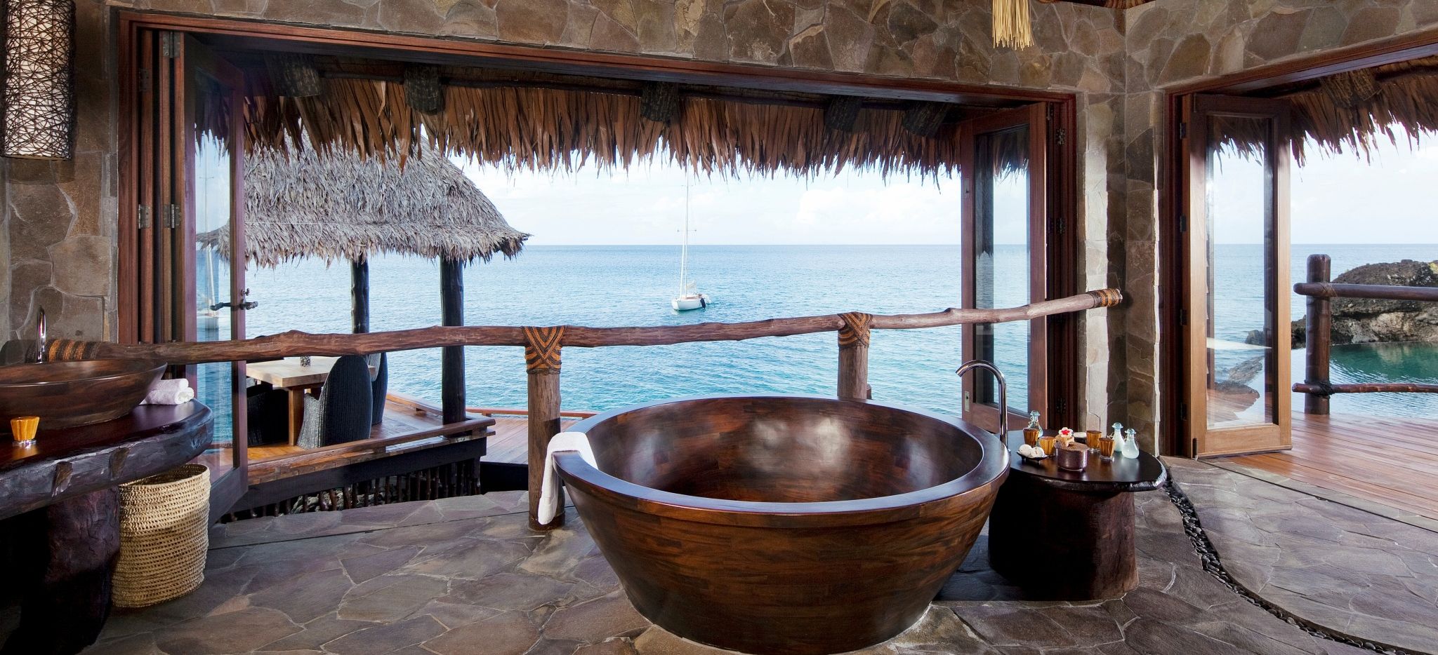 Das Badezimmer einer Overwater Villa im COMO Laucala Island mit Blick aufs Meer