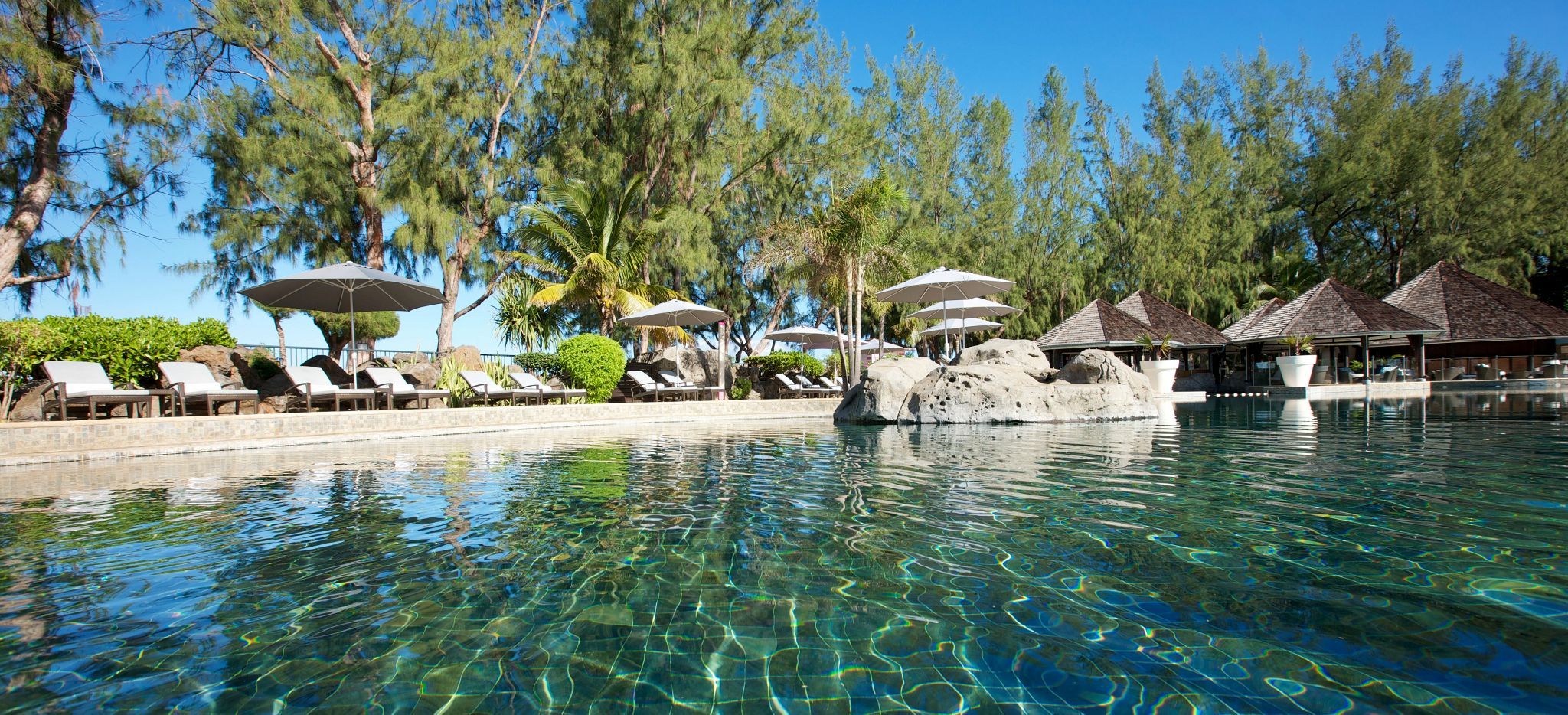 Der Hauptpool des Hotels LUX* Saint Gilles mit Strandliegen außen herum