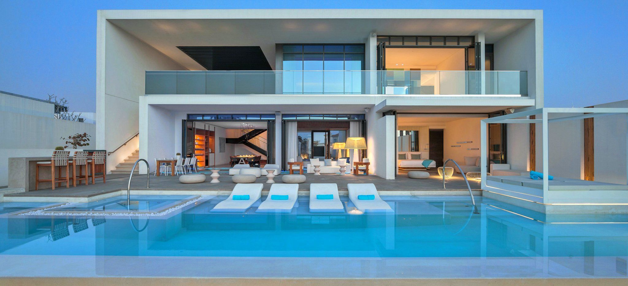 Eine Riesige Villa als Hotelzimmer, ganz in weiß mit privatem Pool, im Hote Nikki Beach Dubai