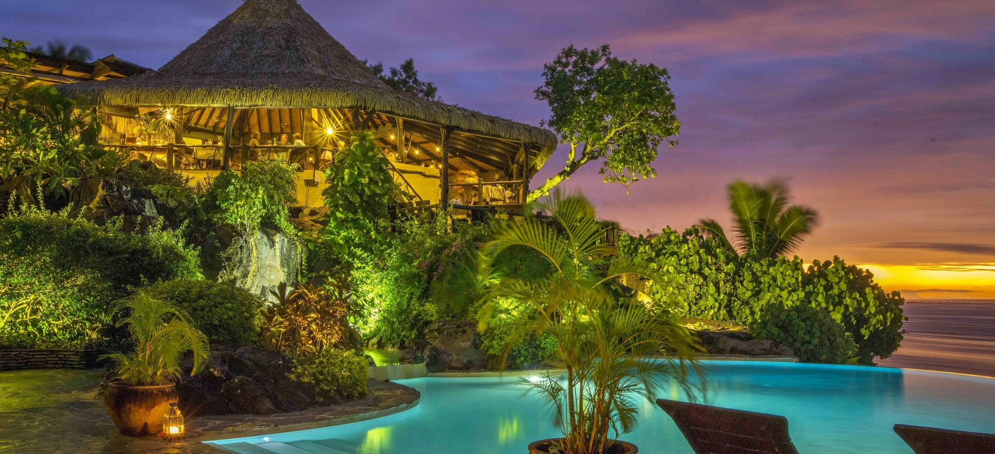 Pool bei Nacht des Pacific Resorts Aitutaki