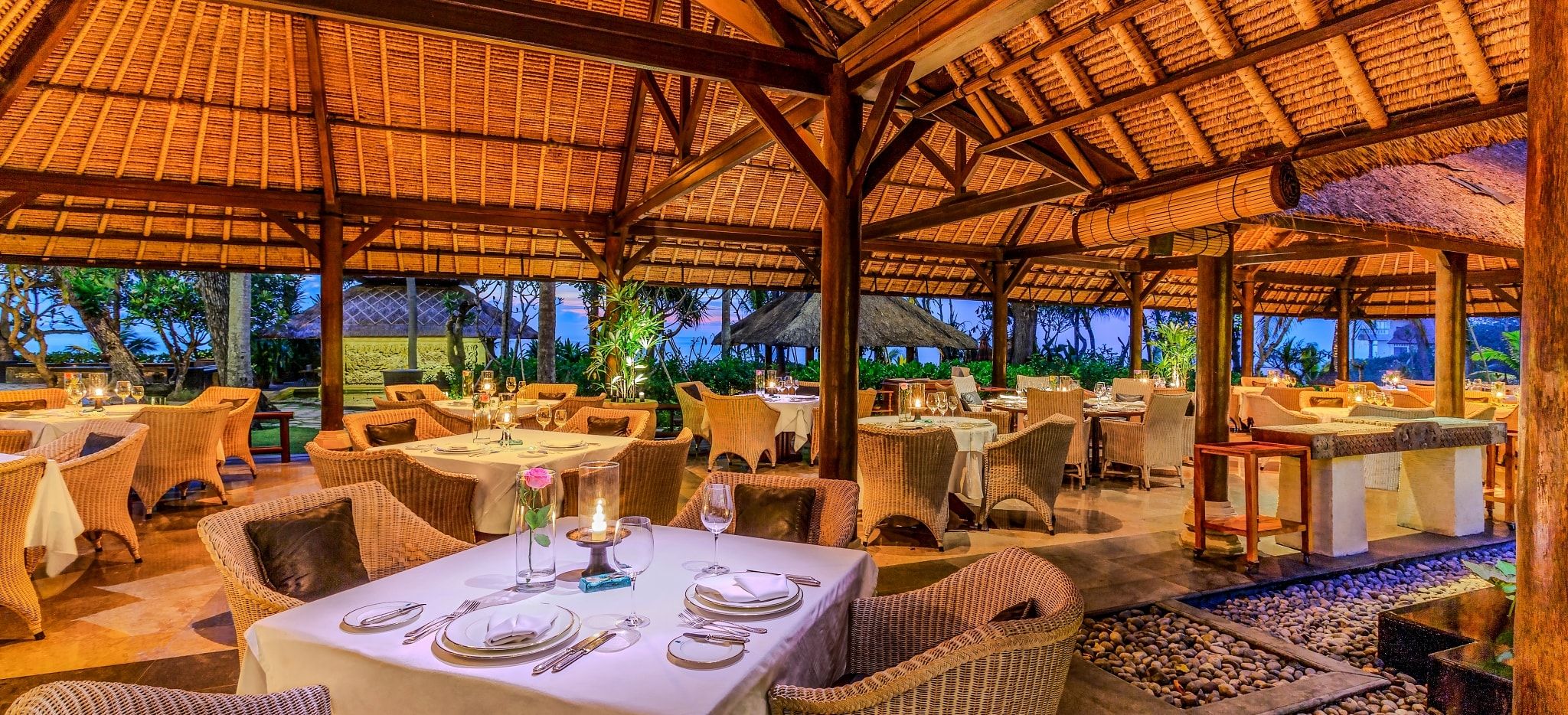 Ein Restaurant im Oberoi Bali mit gedeckten Tischen