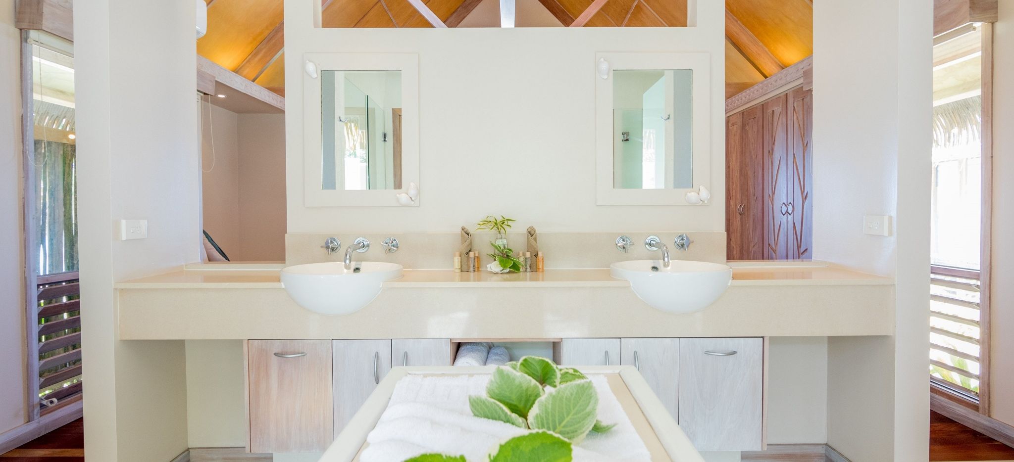 Badezimmer des Beachfront Bungalows im Little Polynesian Resort mit 2 Waschbecken 
