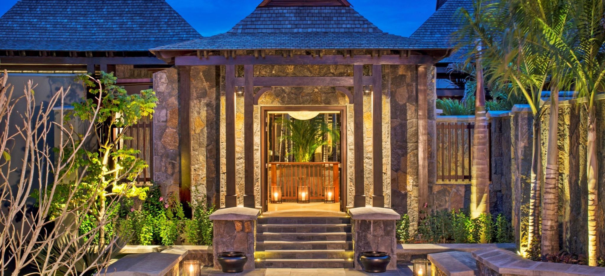 Ein massiver Steineingang zur Rezeption des Hotels "St. Regis Mauritius"