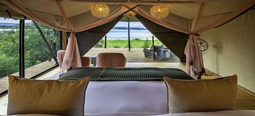 Blick über ein Bett auf den See Rwanyakazinga im Magashi Camp, Ruanda