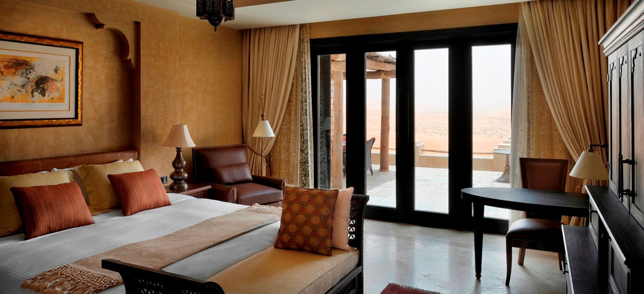 Schlafzimmer einer Villa im Anantara Qasr al Sarab